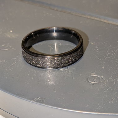 Bague noire pailletée 