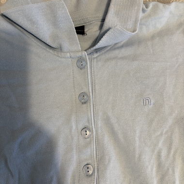 Hellblaues Polo-Shirt
