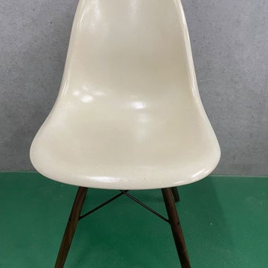 Eames Fiberglas Side Chair in parchment/beige