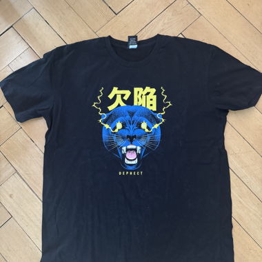 T-shirt nero con grafica