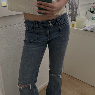 Jeans a vita bassa a zampa