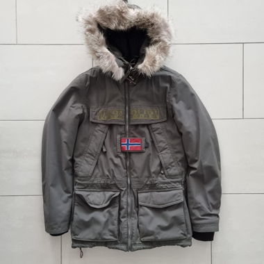 Veste d'hiver Napapijri avec capuche en fourrure
