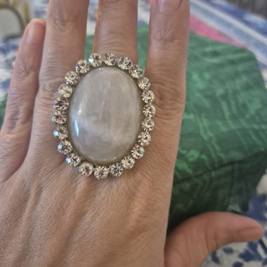 Grande bague ovale strass et pierre blanche