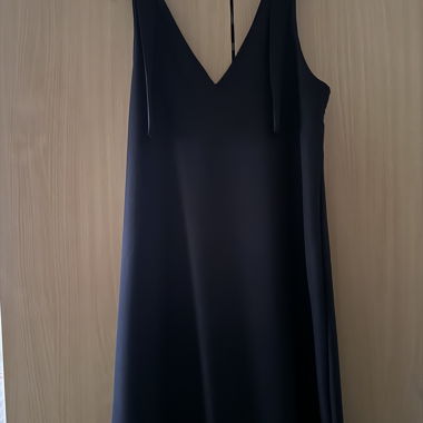 Abito nero con spalline