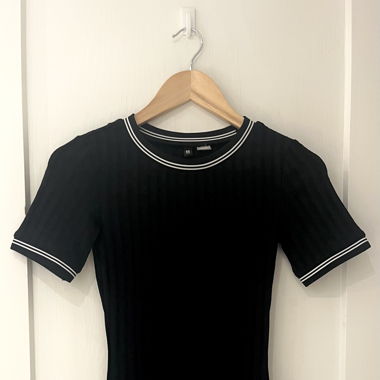 Schwarzes figurbetontes Kleid