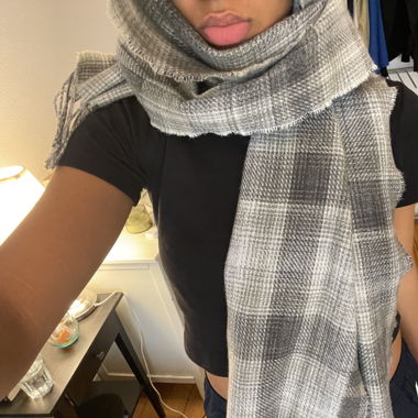 Huge, very comfortable and soft manor scarf 