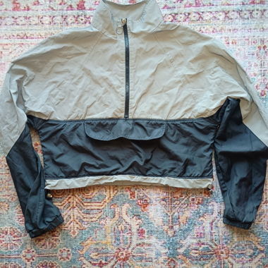 Giacca antivento beige e nera