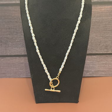 Collana di perle con chiusura toggle dorata