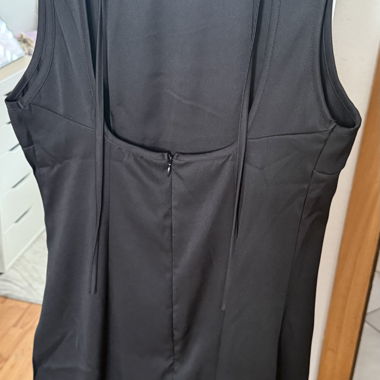 Sleeveless black backless dress