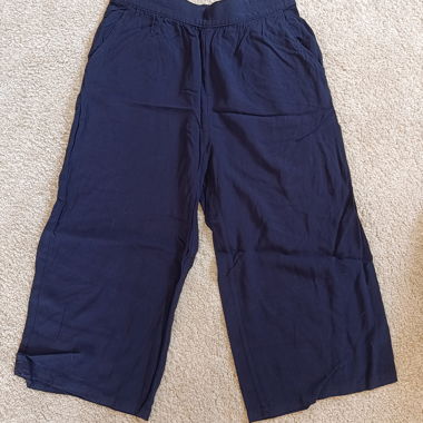 Pantaloni estivi blu scuro e leggeri
