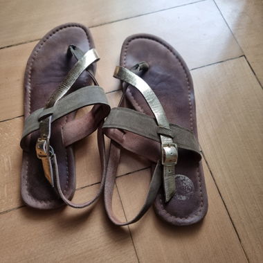 Flache Sandalen in Khaki und Gold