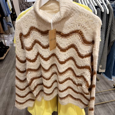 Maglione dolcevita beige a righe ondulate