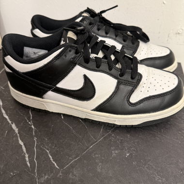 Baskets basses noires et blanches Nike