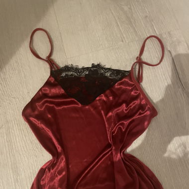 rotes Top mit spitzen