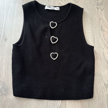 Top en maille noire à boutons en forme de cœur