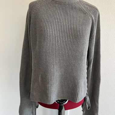 pull en maille gris avec détails