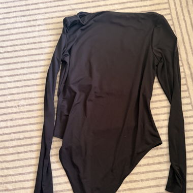 Schwarzes Langarm-Bodysuit