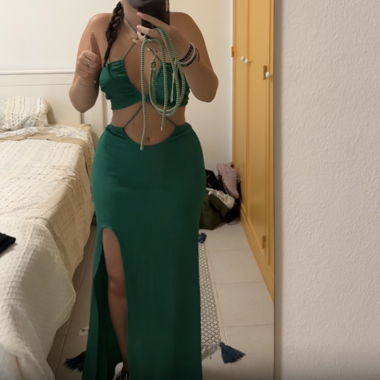 Robe longue verte découpée fendue