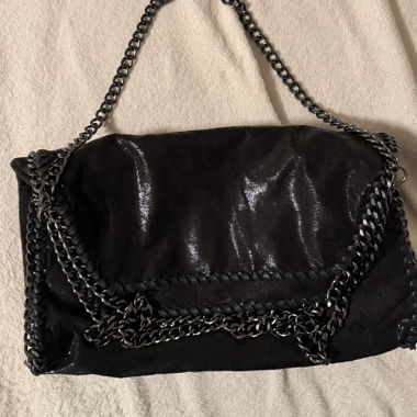 Borsa a tracolla con catena nera