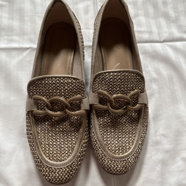 Beige geflochtene Slipper