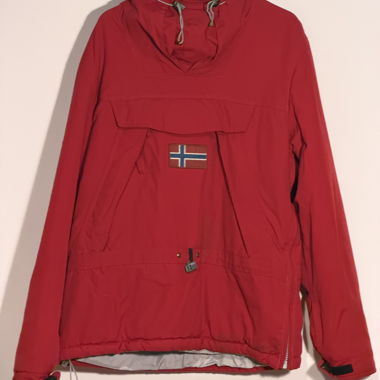 Rote Anorak-Jacke mit Norwegen-Flagge