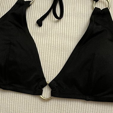 Schwarzer Triangle-Bikini mit Ringen