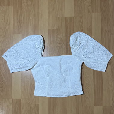 Top bianco ricamato H&M maniche a sbuffo