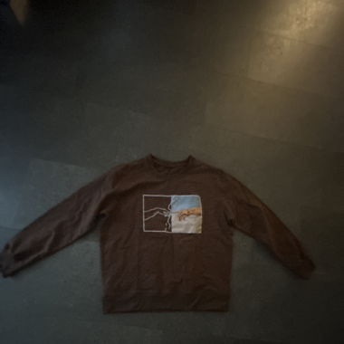 Brauner Pullover Hand an Hand 