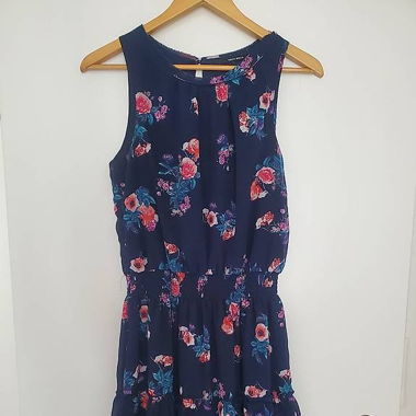 Schönes, knielanges Sommerkleid (Gr. L)