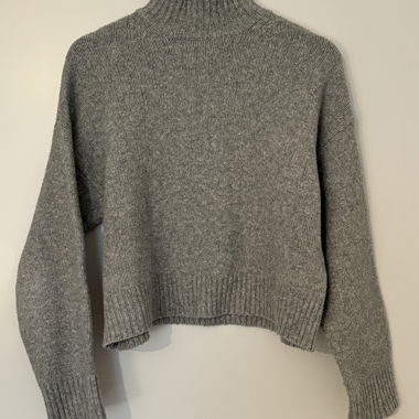 Grauer Strickpullover mit Stehkragen