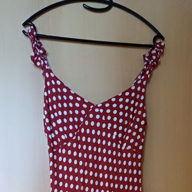 Robe rouge à pois blanc