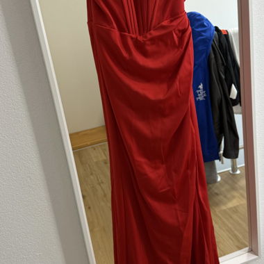 Abito da sera rosso senza spalline con spacco