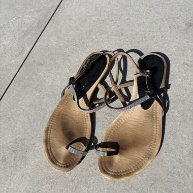 Kostenlose Lieferung Sandalen mit Perlenriemen
