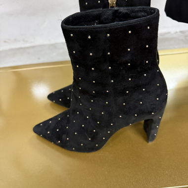 Stivaletto in camoscio con borchie dorate