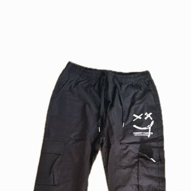 Coole Schwarze Cargo-Hose mit Smiley