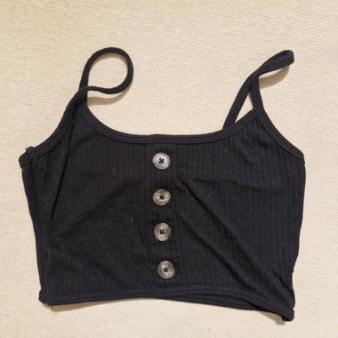 Top court noir avec patte à boutons
