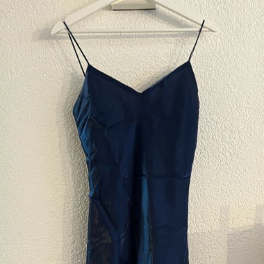 langes, blaues Abendkleid