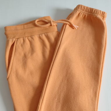 Orangene Jogginghose