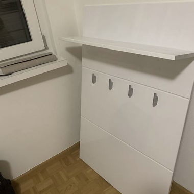 Weisse Hochglanz-Garderobe