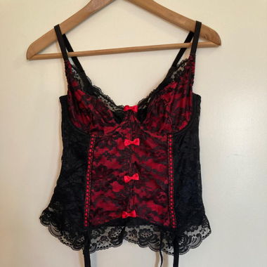 Korsett-Top in Schwarz & Rot mit Spitze und Satin
