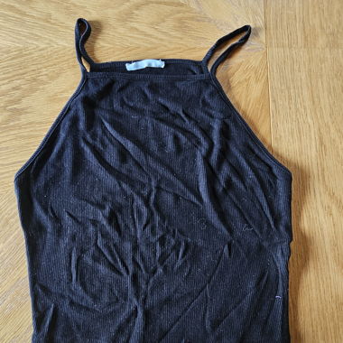 Crop top nero a coste con spalline sottili