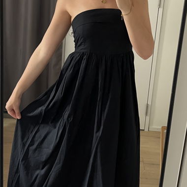 Langes schwarzes Kleid