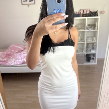 Robe blanche et douce avec dentelle noire