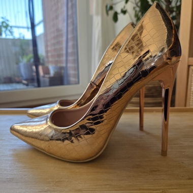 Scarpe col tacco alto oro rosé