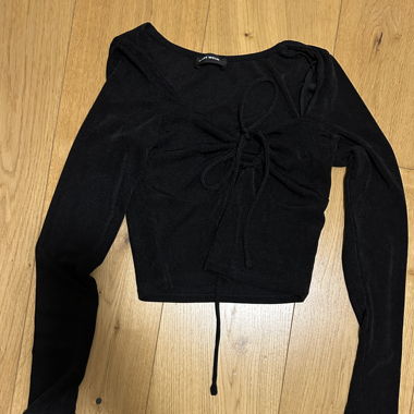 Schwarzes Crop-Langarmshirt mit Schnürung