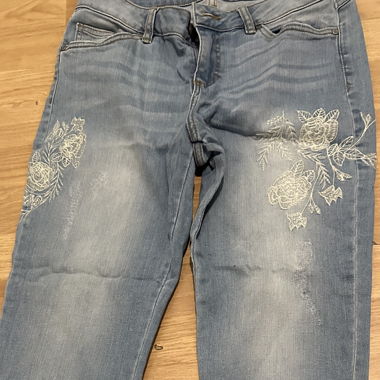 Jeans mit Blumen-Stickerei – neu 