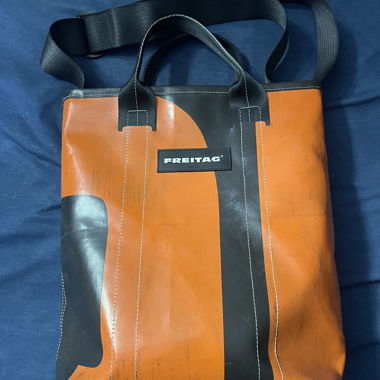 Freitag Umhängetasche Leland orange/schwarz