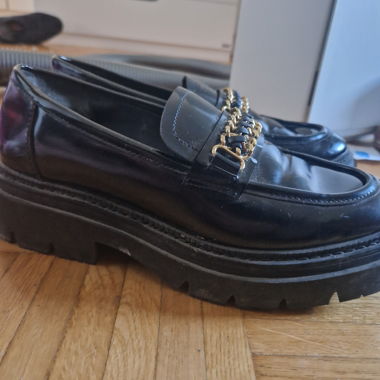 Schwarze Loafer mit Kettendetail