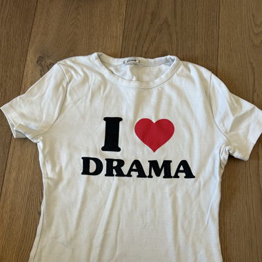 wisses t-shirt mit schriftzug