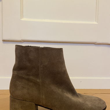 Graue Wildlederbooties